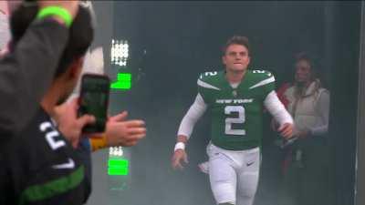 [Highlight] Fox New York interrupts the Niners' final drive to show Zach Wilson running out of the tunnel