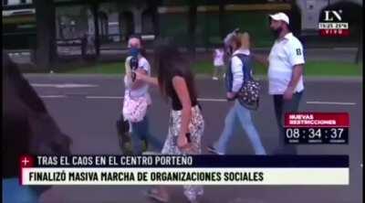 Usar gente con pocos recursos para marchar en una pandemia tendria que ser penado con años de carcel.