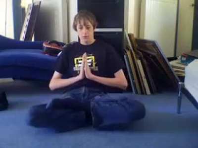 Number one student of grandmaster Ashida Kim demonstrates levitation 🧘🏻‍♂️