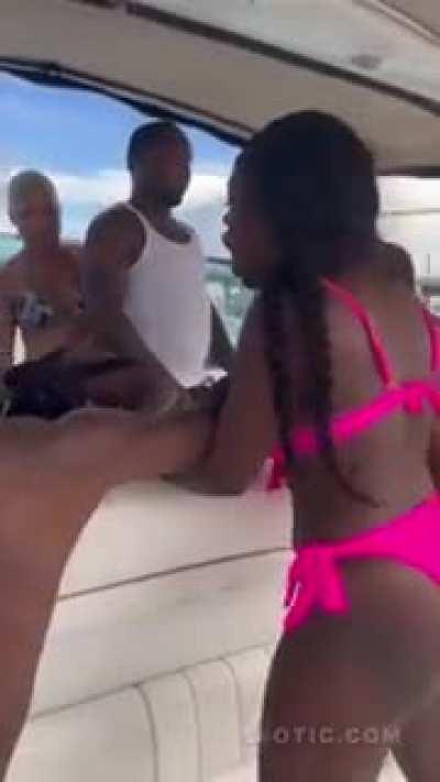 😵‍💫Wtf! She first twerks like cardi b on her and then 🥊 her like mike tyson