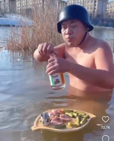 German soldier eating lunch at Stalingrad, 1942 (Colorized)