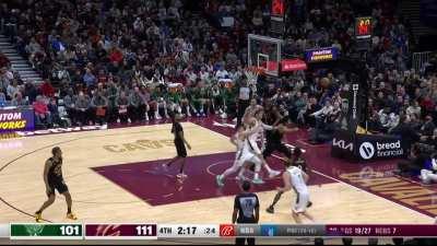 [Highlight] Evan Mobley with the gorgeous move for a career high of 38 PTS, Mobley then blocks Connaughton on the other end!