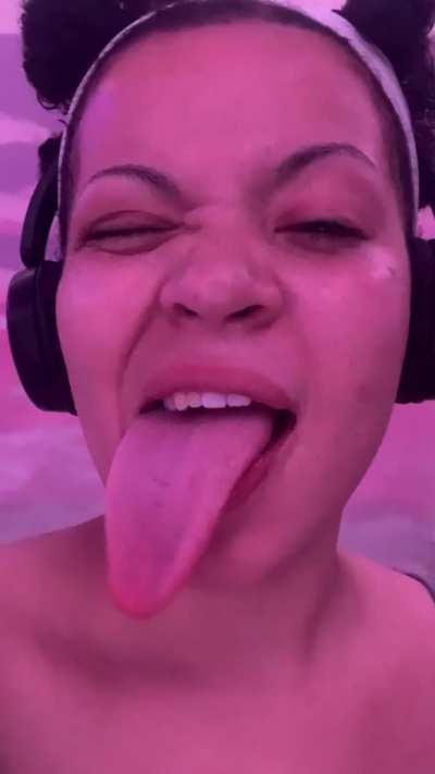 Hey guys I lost access to my old insta- please refollow @venymtongue ! ♡ 