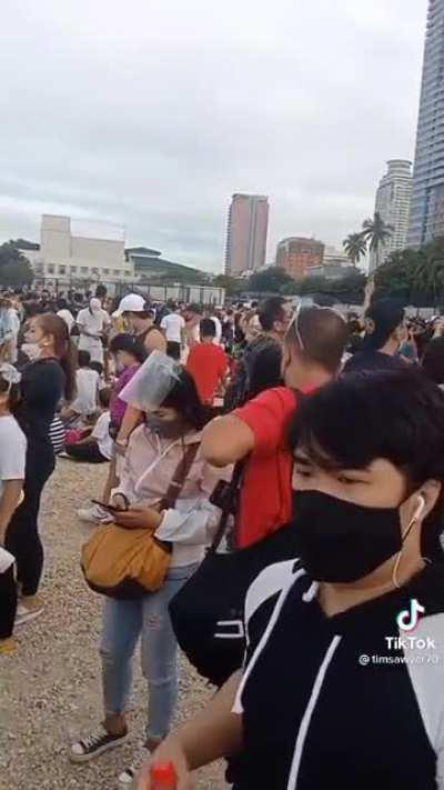 bawal pumunta ng sementeryo, wala pang face to face classes pero at least pwede mag-gather ng ganito sa manila bay #dolomitebeach nice, sanity retrieved 🥂💯