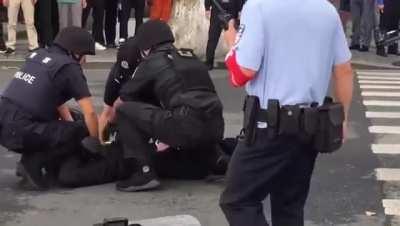 Only one guy messed up and nobody freaked out. Public were actually enjoying this knife hostage situation.