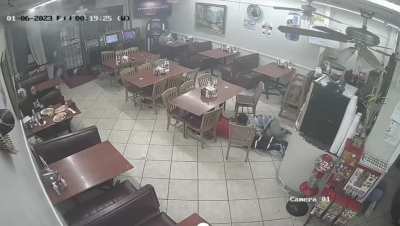 Man breaks into a restaurant to rob it and is surprised by an armed customer during the night