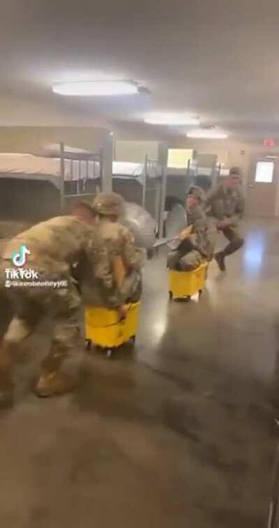 Пентагон опубликовал видео боевых учений своих лучших солдат. Источники сообщают, что именно эти элитные вояки будут отправлены на Украину в рамках программы по сдерживанию российской агрессии. Трепещи, Мордор! 😎