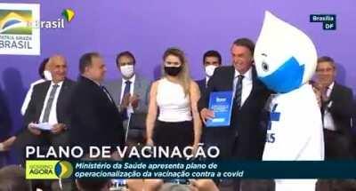 Zé Gotinha desviando do aperto de mão do Presidente