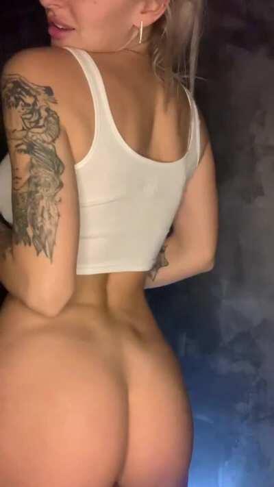 black and white, Yin Yang, open your chakras and I'll open my boobs !