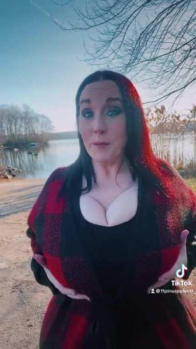 Women with the bigger titties do! @11pineapples11