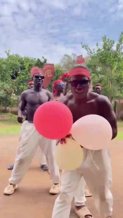 🇹🇷🫱🏿‍🫲🏻 island boi