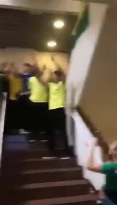 Diretor quis proibir camisa verde amarela, os alunos se rebelaram 🤷😂😂