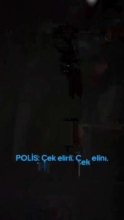 Bir 👮‍♂️ vatandaşı nasıl bu kadar kolay darp edebilir? Terörden işlem yapmakla tehdit edebilir? 