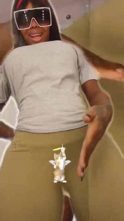 Flexing that puss 🐱