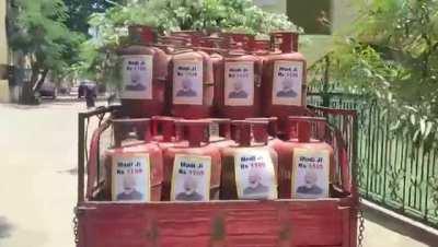 Pay tribute to Mudiji for giving you gas cylinder for 1105 only