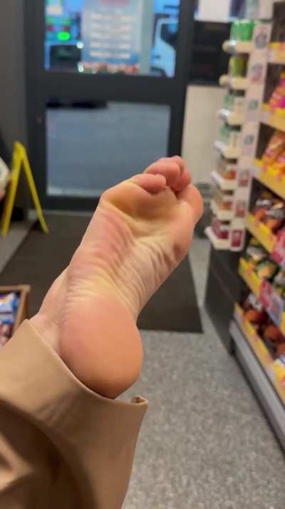 7 seconds of CCTV heaven 🎥… leaving a momentoe while giving the public something better to fill up on 😋⛽️🦶