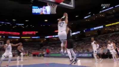 [Highlight] Skylar Mays with the hard drive and dumps it to Shaq Harrison for the reverse dunk