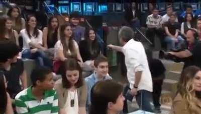 Alguém aqui conhece uma pessoa que sofreu um ataque homofóbico? Não, não, não, não, não...