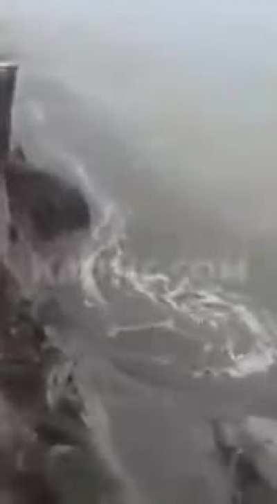 WCGW Smoking in the cliff