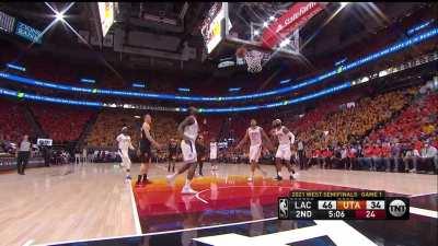 [Highlight] Kawhi commits a pretty bad lane violation and gets called for it