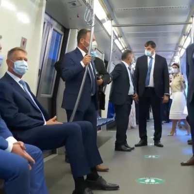 După 9 ani de la începutul lucrărilor și o întârziere de 5 ani, metroul din Drumul Taberei s-a inaugurat cu o întârziere de 2 ore