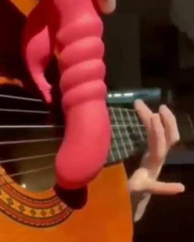 Güzel çalıyor acaba aletin adı ne gitar çalmaya başlarım sayesinde