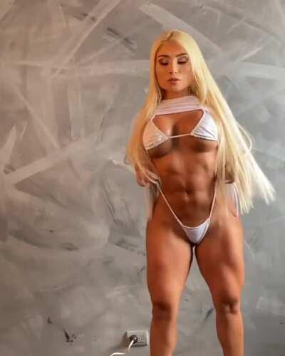 Pretty fitness Bimbo