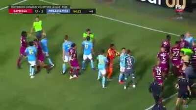 Se times da américa do norte estivessem na libertadores, imagens assim seriam recorrentes, é com isso que vocês compactuam?