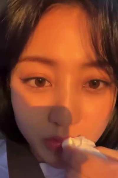 Jihyo munching 
