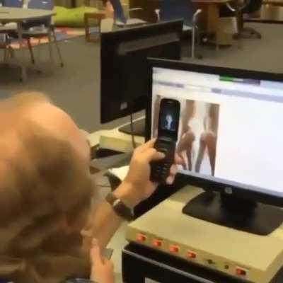 kick that👩🏿‍🌾🐶 off the plane before the fame