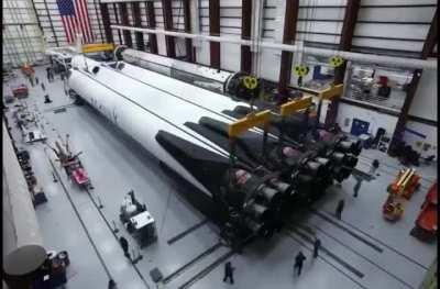 Таймлапс сборки сборки самой большой ракеты в мире на данный момент - Falcon Heavy. Видео от SpaceX