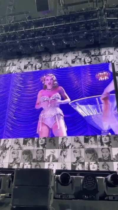 Mommy is making sure everyone sins for the Sin City concert 🥵