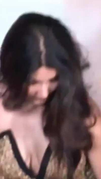 Anushka Sharma banana shape dress (old video)