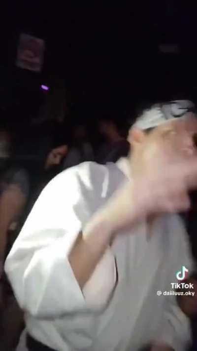 Le pagaron a un hombre idéntico al señor Miyagi para que los acompañe a una fiesta de disfrace