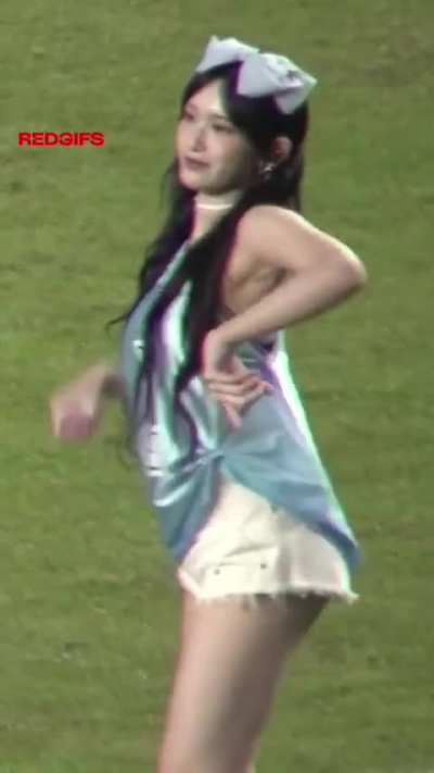 IVE - Yujin feat. Leeseo