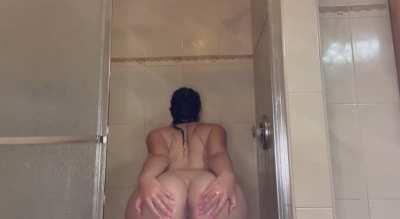 I spread my Moroccan ass in the shower for my fans😳