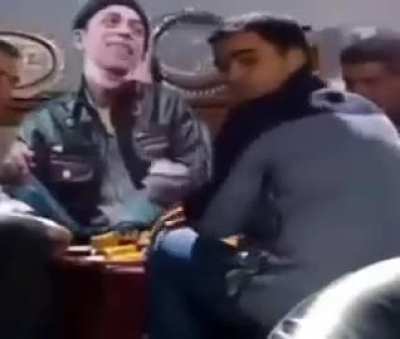 Ağzını şaplatan ve bunun farkında olmasına rağmen ağzını şaplatmaya devam eden insanların götüne kazık sokasım var