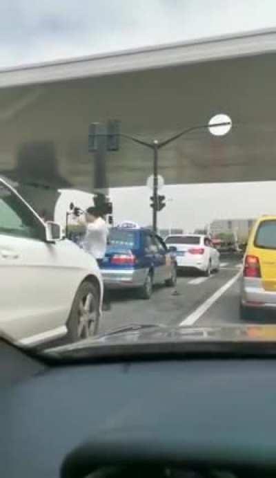 A fight on the road with an unexpected end