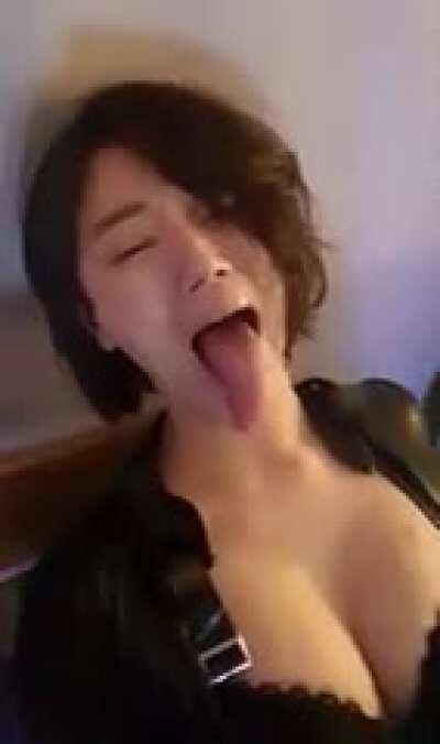 Sexy long Korean tongue! 😛
