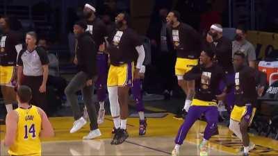 [Highlight] Lakers bench reacts to LeBron James bucket