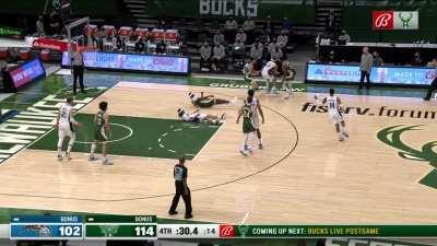 [Highlight] Cole Anthony and Bobby Portis synchronized their fall and stand up animations