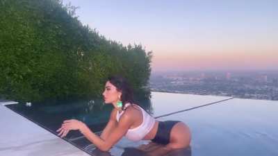 Photoshoot in pool / pt 1