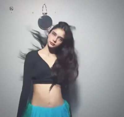 anyone else in love with her waist? 💗