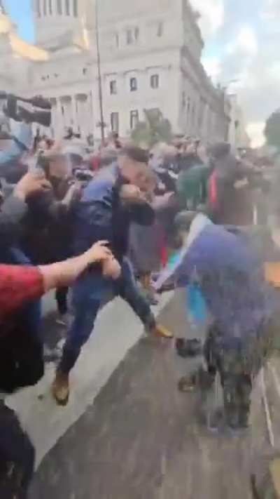 As&iacute; se vivi&oacute; la protesta de los jubilados frente al Congreso 
