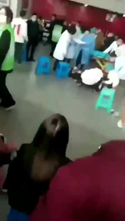 接种国产疫苗当场倒地