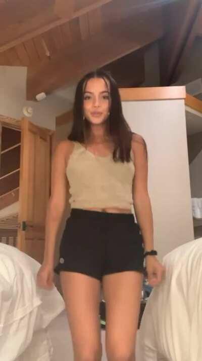 I love Isabela Merced petite body