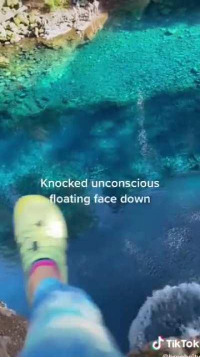 Man knocks himself out trying to do a flip off a cliff into the water. His friend fortunately sees him unconscious and rescues him.