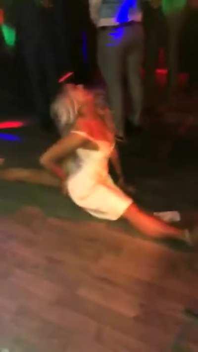 Когда все время проводишь в зале и на тренировках, а тут впервые надела платье