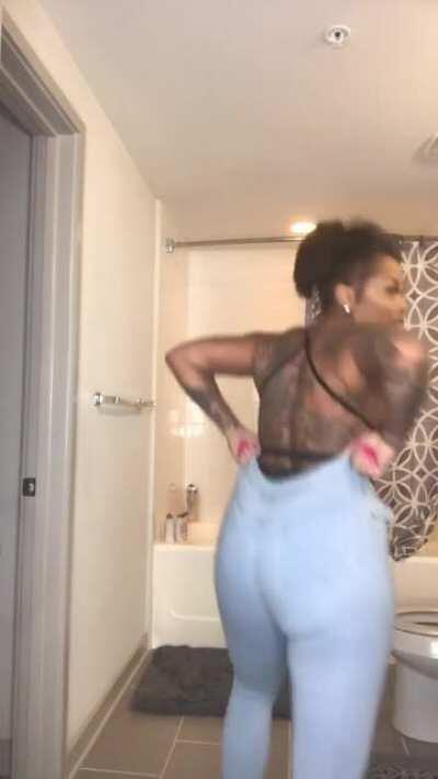 When she turns around your in for a huge shock 😅🙆🏾‍♂️🍑🤩