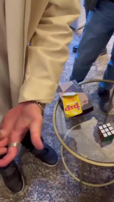 Хорошему фокуснику не нужен реквизит — он может заставить исчезнуть даже свои пальцы